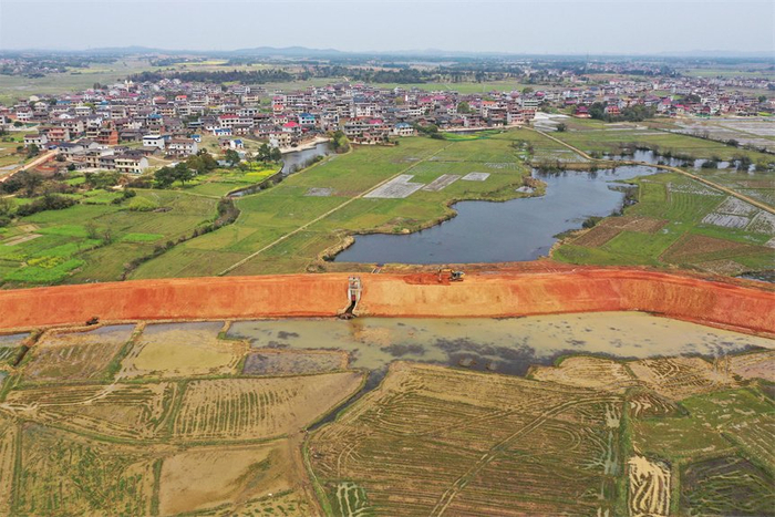 江西东乡:建设千亩圩堤护安全|江西省|工人|挖掘机_新浪新闻