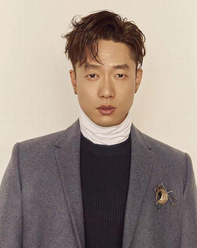 凌潇肃的颜值下跌确实厉害,但这不是一个演员作品减少的最大原因,归根