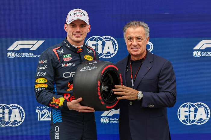 红牛车队荷兰车手维斯塔潘(左)在排位赛结束后接受前法国f1赛车手让