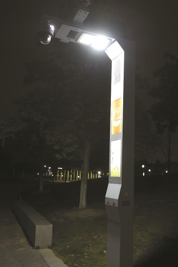             晚上的闵行文化公园游人不多（上图），路灯上安装了摄像头和报警设备（右图）          