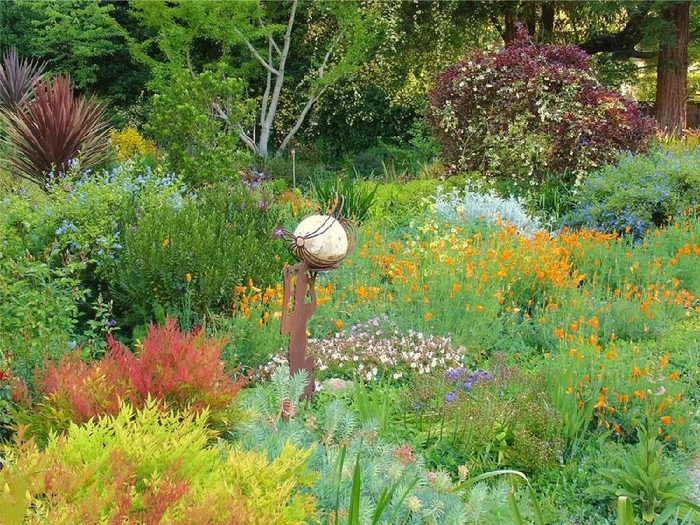 花境需注意以下4项:1,一定要考虑选择一些中等高度的灌木,多年生植物