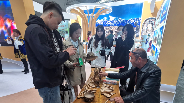 库车铜器等非遗产品吸粉无数柯坪木勺,沙雅卡拉库尔胎羔皮帽同时设置