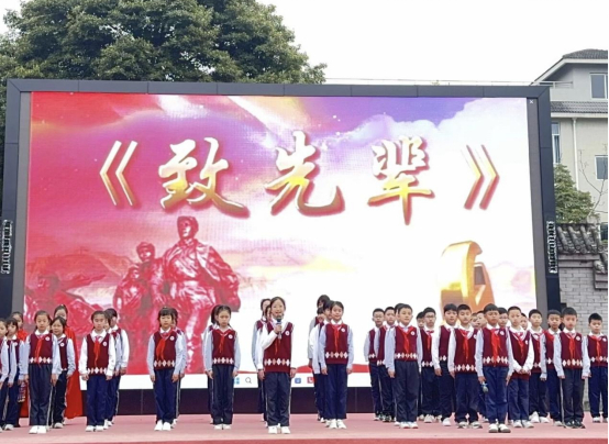 学生代表以激昂的情感讲述了革命先烈的英勇事迹,号召全体同学要铭记