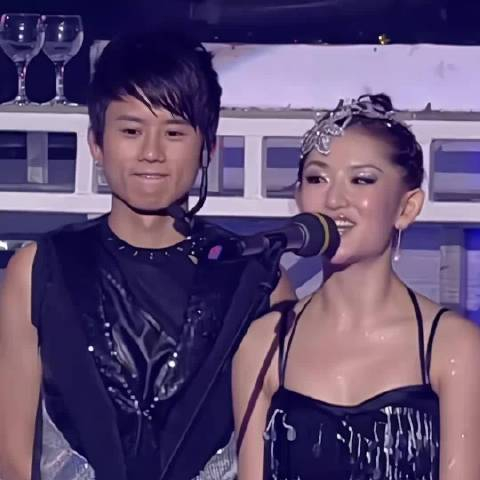 张杰谢娜游玩迪士尼被偶遇夫妻二人很低调把自己捂得严严实实