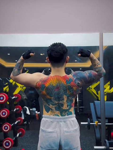 吴迪在健身房展示满背纹身胳膊上的肌肉练的很发达