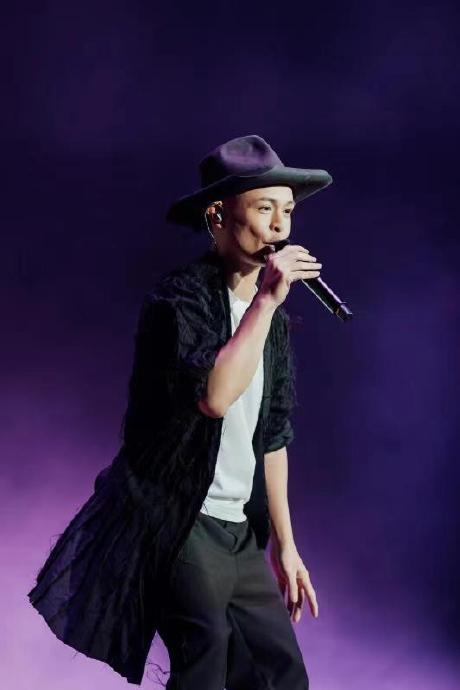 侧田作为80/90后不会陌生的歌手，他的歌曲在粤语地区广受欢迎|侧田|粤语|歌曲_新浪新闻