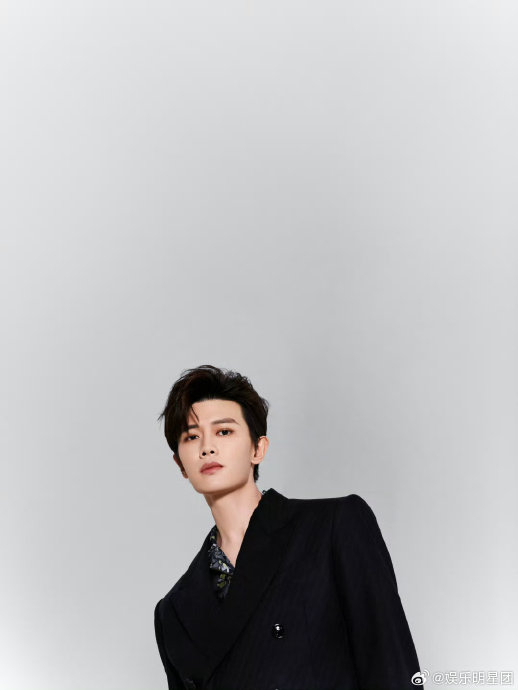任嘉伦工作室新图 国超的身材比例是不是挺好的|任嘉伦|国超_新浪新闻