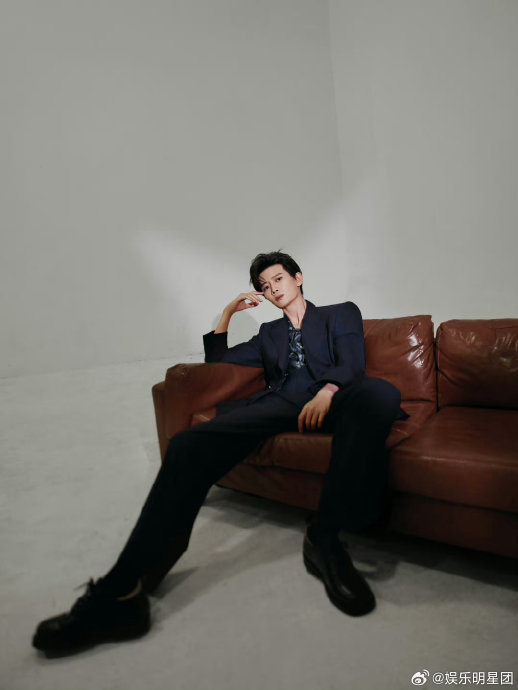 任嘉伦工作室新图 国超的身材比例是不是挺好的|任嘉伦|国超_新浪新闻