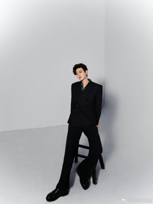 任嘉伦工作室新图 国超的身材比例是不是挺好的|任嘉伦|国超_新浪新闻