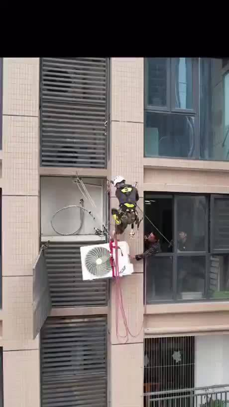 高空空调安装作业,打死我也干不了这活,我也不希望安装人员这样干,太