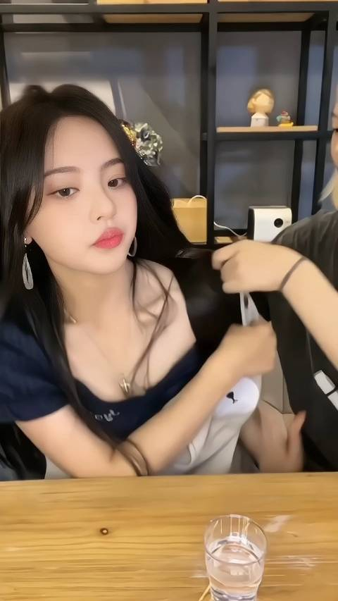 杨超越差点发生直播事故