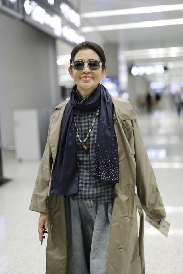 穿长裙 红色运动鞋 项链,美得像换了个人|倪萍|牛仔裤|项链_新浪新闻