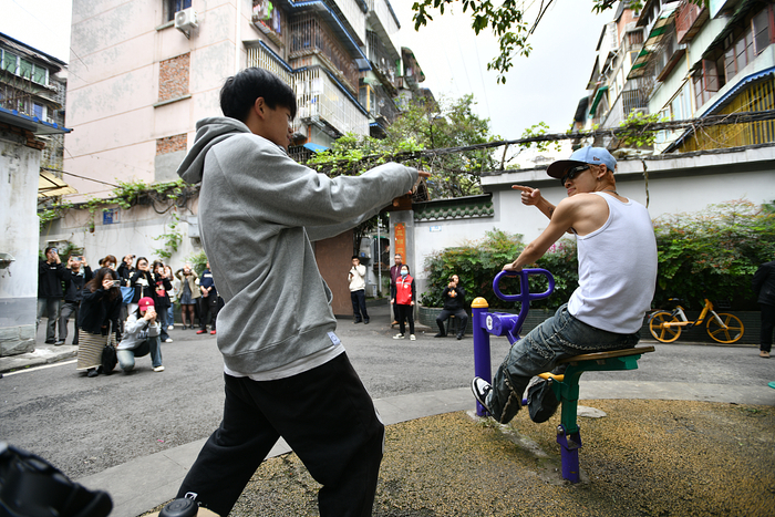 2024年4月6日，成都玉林七巷成为热梗打卡点，被网友戏称为“成都迪斯尼”，游客打卡留念。视觉中国 图