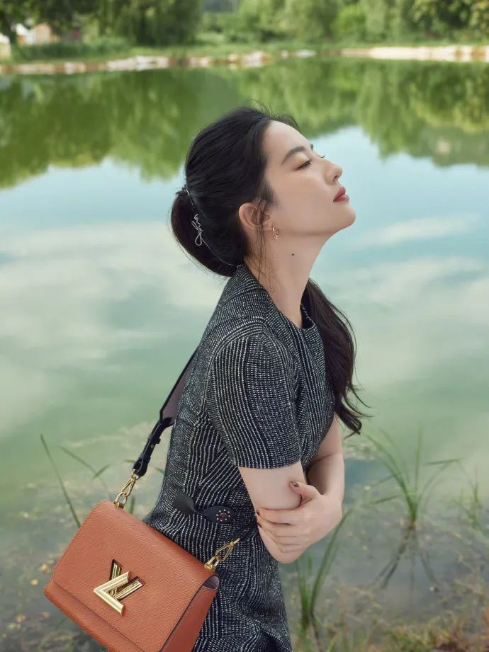 她究竟凭什么?|刘亦菲_新浪新闻