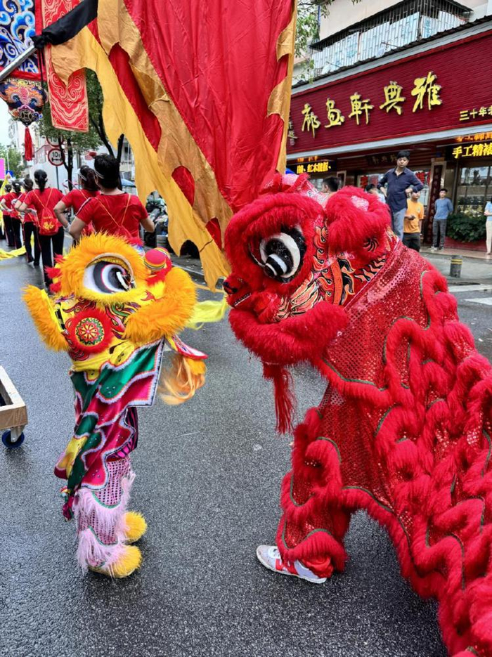 介绍说,小昱恺的爸爸是宝安西乡盐田黄连胜醒狮团领队郑伟聪,因为舞狮