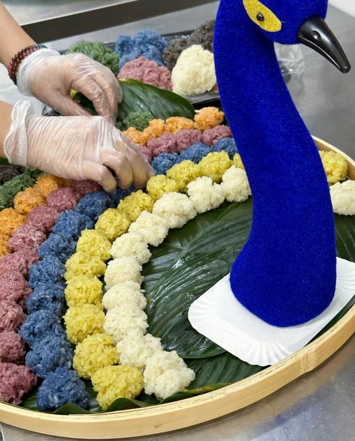 商家在给多彩糯米饭进行造型摆盘.