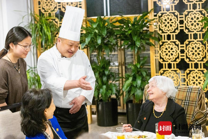 耶伦介绍了四川的熊猫以及荣获1915年巴拿马万国博览会金奖的五粮液酒