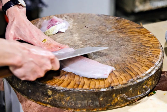 点好鱼,本人就赖在二楼不走了,目睹了杀鱼分切到烹饪上桌的全过程,过