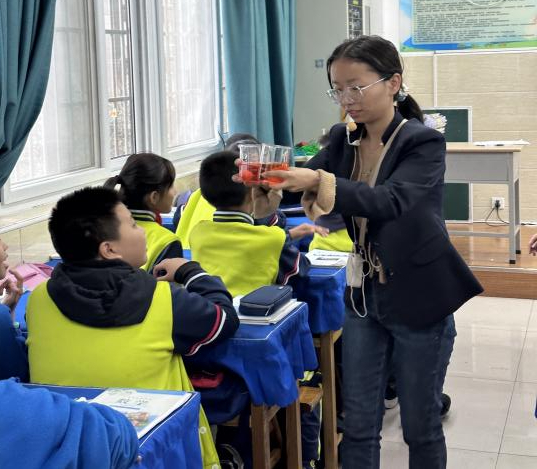 黄琴老师在教学中,注重从日常熟悉的教室出发,观察并寻找占用空间的