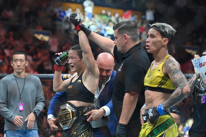 去年，张伟丽以压倒性优势战胜巴西选手莱莫斯卫冕金腰带。  图/IC PHOTO