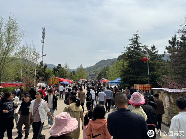 进了山门发现来这里玩得人也不少,两边跟大庙会一样,都是卖各种小吃和