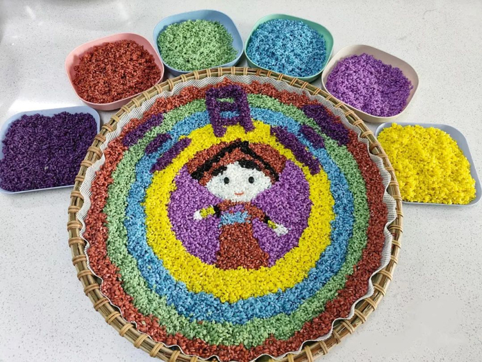 造型多样的多彩糯米饭.