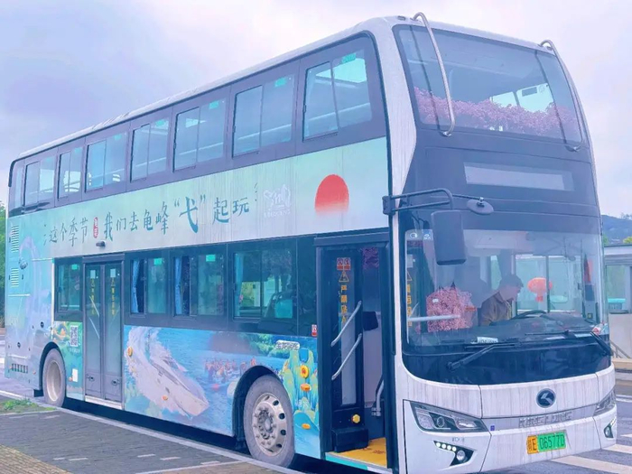 龟峰最美双层旅游巴士,免费!