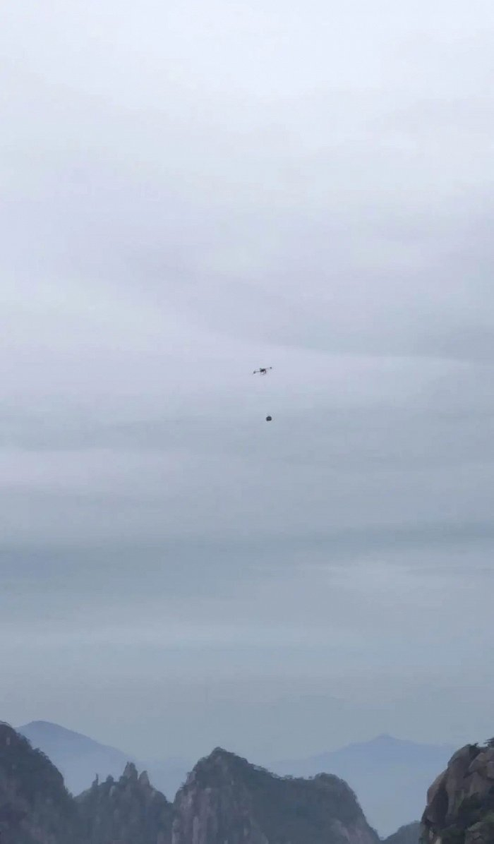 黄山的群峰上空，有无人机在运货 / 定焦摄