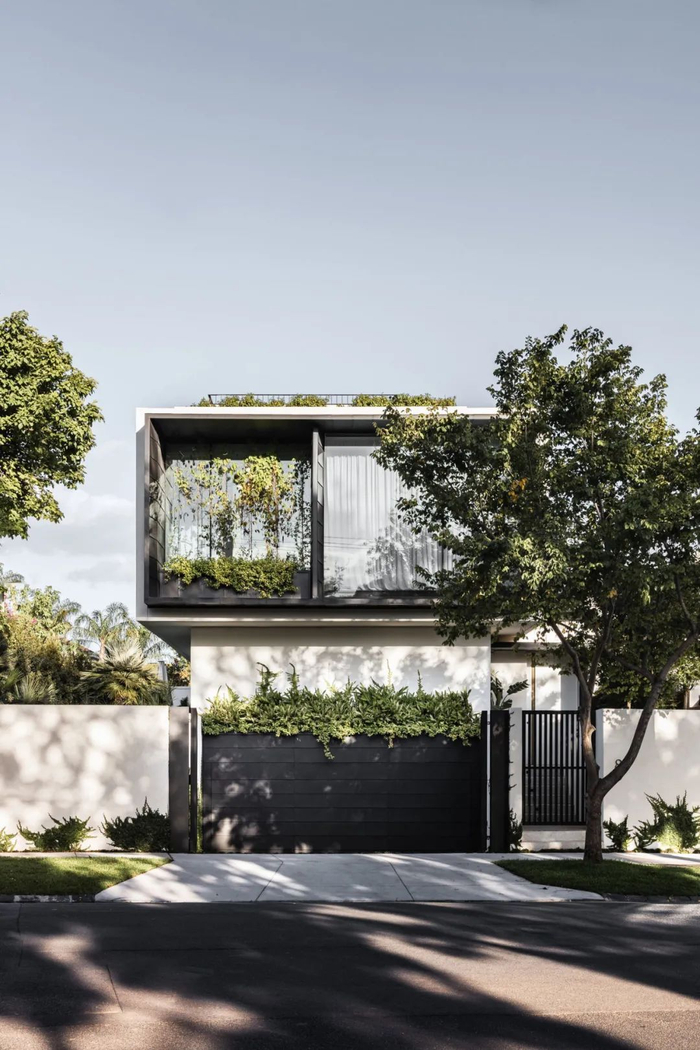 这套380㎡的海滨别墅位于墨尔本郊区,外观充分考虑当地的建筑设计和