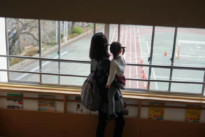 彭磊微博晒妻子和女儿照片2021年12月9日,彭磊在微博发了一张妻子和