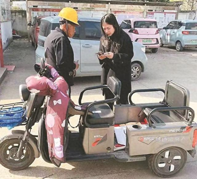 (芮港村供图)前段时间,村里开展电动三轮车上牌工作,队伍从大厅排到了