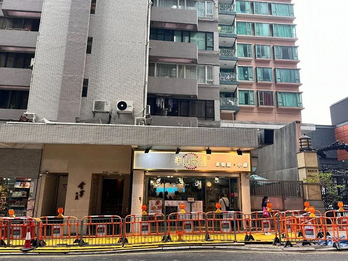 图｜郑女士经营的半山食堂，离地铁站只有一分钟路程