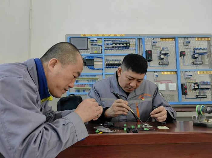 哈尔滨大功率机车检修段三次攻关课题