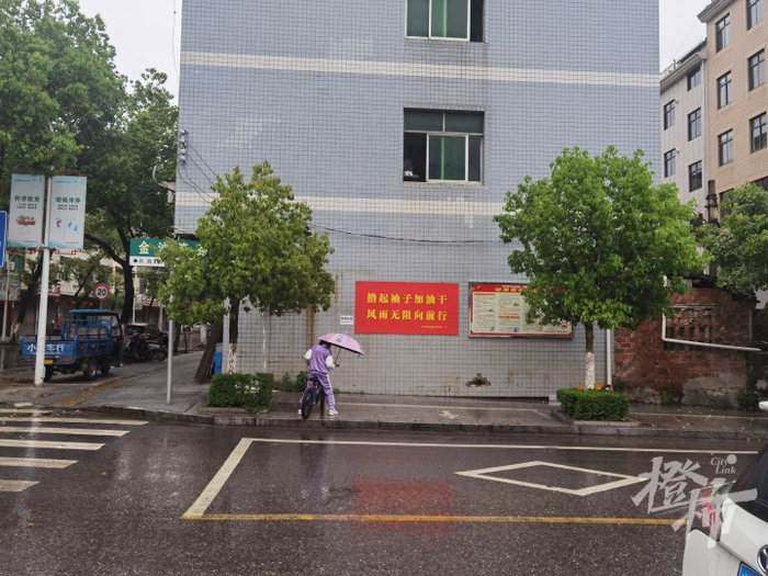 从金沙湾路上的巷弄进去，便是东门村城东安置区