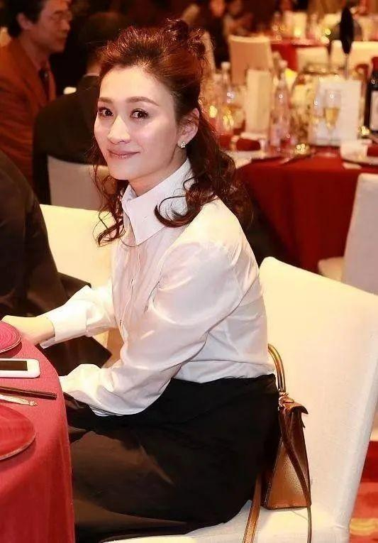 她穿衬衫嫩如学生,大6岁的他像爸爸|李小冉|酒会|富豪_新浪新闻