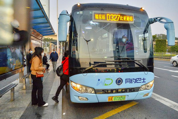     定制公交D327路服务伶俐工业园区，方便市民出行。（黄维业 摄）