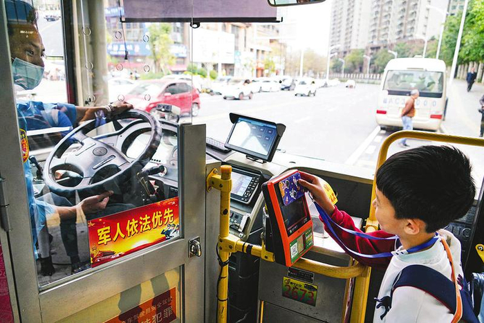     学生刷卡乘车。（叶子榕 摄）