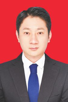 谭润波南宁市第八中学校区副校长,物理教师,南宁市优秀教师,南宁市