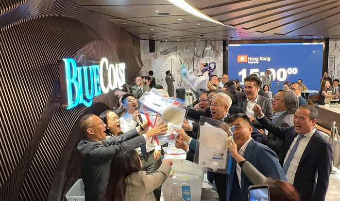 开盘前许多代理在登记现场 图源：中原地产