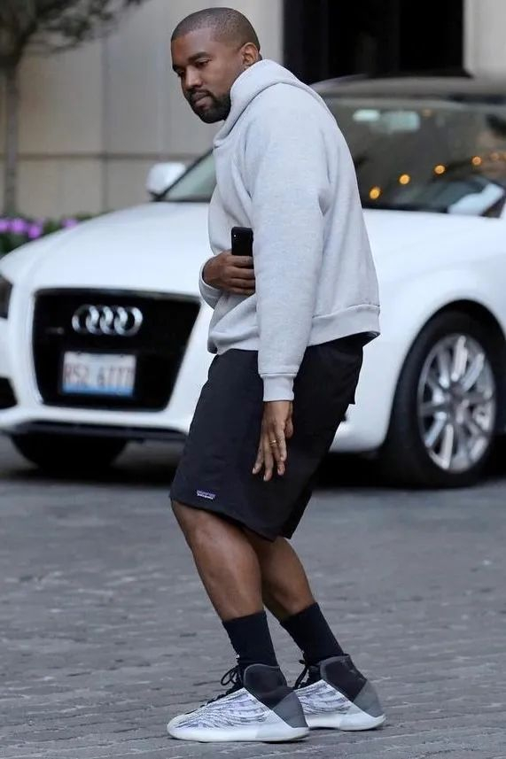 再到后来,adidas 与 kanye west 合作并发布了 adidas yeezy qntm 鞋