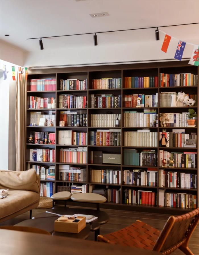 想在家里装一整面墙的书架,大概花费多少?真的值得做吗?