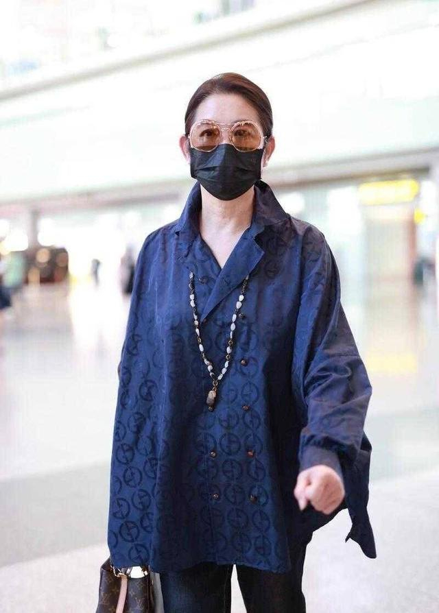 穿长裙 红色运动鞋 项链,美得像换了个人|倪萍|牛仔裤|项链_新浪新闻