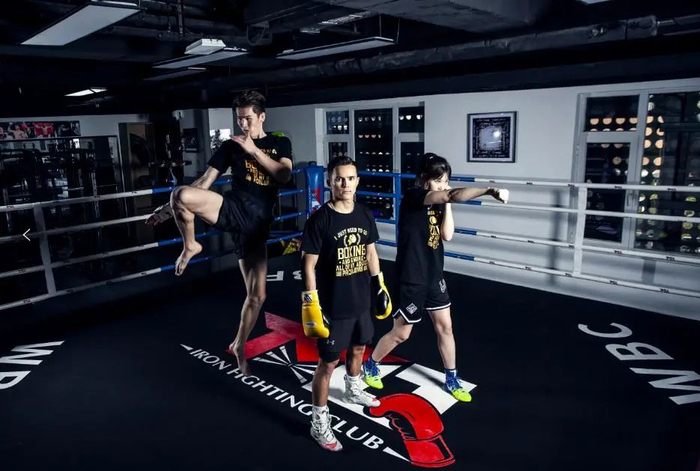 中间为铁木青，图源：虎跃堂拳馆