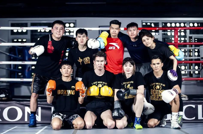 铁木青（第一排最右）和他的教练，图源：虎跃堂拳馆