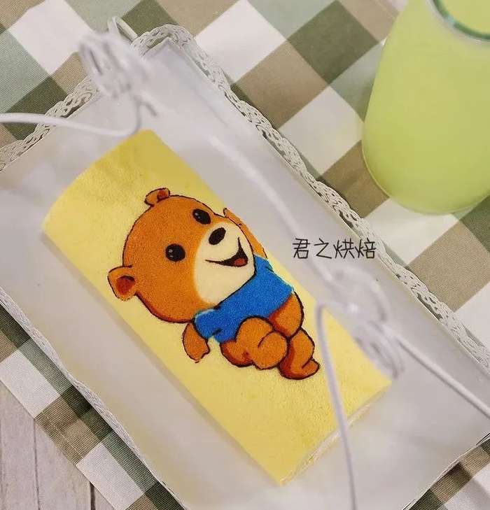 彩绘蛋糕卷,就是把彩色的图案画在蛋糕卷上~听起来好像挺难,但实际上