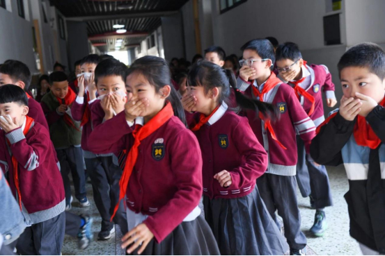 天府三中开展消防安全疏散演练活动,筑牢安全"防火墙"|消防|天府|逃生