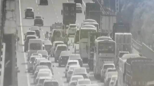 s32申嘉湖高速浦东机场方向s2沪芦高速出口不到2号车道两车追尾牵引车