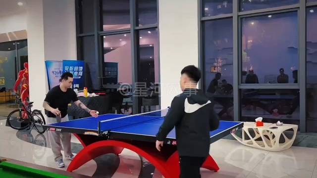 吴迪和小黑打乒乓球背后击球那一招帅了