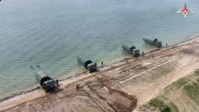 信号 俄国防部官方放出,俄军特别军事行动区舟桥部队正加紧渡河演练
