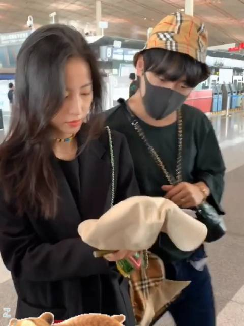 周雨彤机场韩火火帮忙拿衣服拎包全程贴心保护